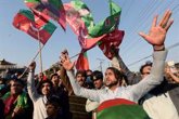 Foto: Seguidores del PTI ignoran las llamadas a la calma y salen a la calle para reivindicar su triunfo electoral en Pakistán