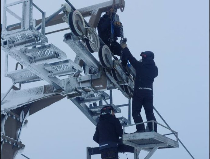 Los operarios de Cetursa se afanan en la sustitución de poleas dañadas por el hielo en telecabinas y telesillas de la estación granadina.