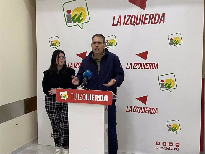 El coordinador de IU Andalucía y diputado de Sumar en el Congreso, Toni Valero (IU), junto a Belén Godoy, miembro del Grupo Motor de Jóvenes IU Andalucía.