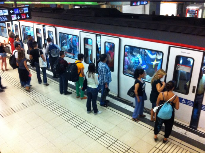 Usuarios en el andén de la estación del Metro de Plaza Catalunya / Plaça Catalunya de la Línea 3. Primeras horas de la jornada de huelga.