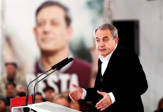 L'expresident del Govern central, José Luis Rodríguez Zapetero, en un míting a Ferrol en suport al candidat socialista a la Xunta, José Ramón Gómez Besteiro