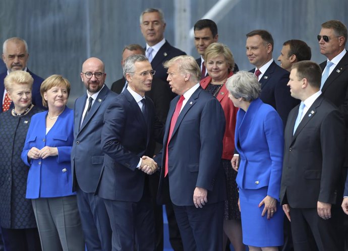 Archivo - July 11, 2018 - Brussels, Belgium - NATO Secretary General JENS STOLTENBERG (center L) shakes hands with U.S. President DONALD TRUMP during a NATO summit in Brussels. NATO leaders gather in Brussels for a two-day meeting.