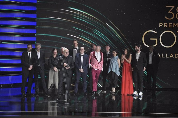 El cineasta Pablo Berger recoge el premio a Mejor Película de Animación por 'Robot Dreams' durante la gala de la 38 edición de los Premios Goya.