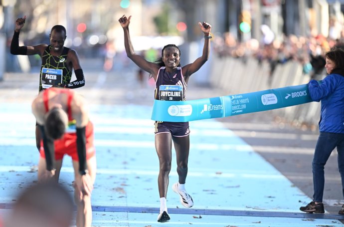 Joyciline Jepkosgei s'imposa en l'eDreams Mitja Marató Barcelona by Brooks 2024 amb rècord de la prova