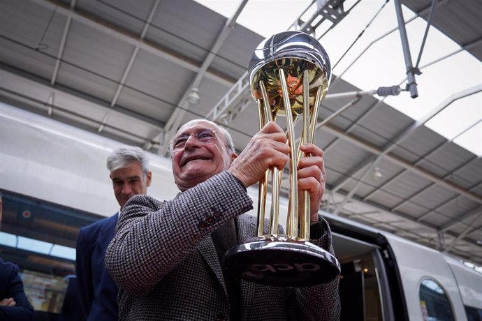 El alcalde de Málaga, Francisco de la Torre, acude a la Estación María Zambrano a recibir el trofeo de la Copa del Rey, que se disputará entre el 15 y el 18 de febrero en el Palacio de Deporte José María Martín Carpena.