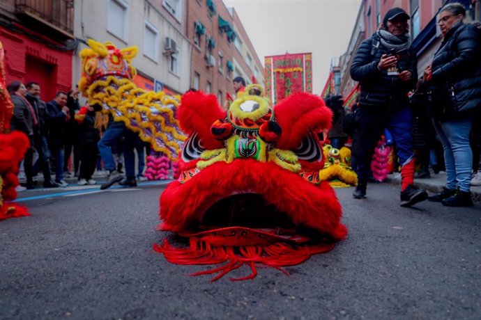 Un dragón durante el desfile de Año Nuevo Chino en el distrito de Usera, a 11 de febrero de 2024, en Madrid (España). 