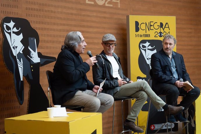 El concejal de Cultura  Xavier Marcé: el escritor Jo Nesbo y el comisario del festival BCNegra, Carlos Zanón, durante una rueda de prensa sobre Nesbo