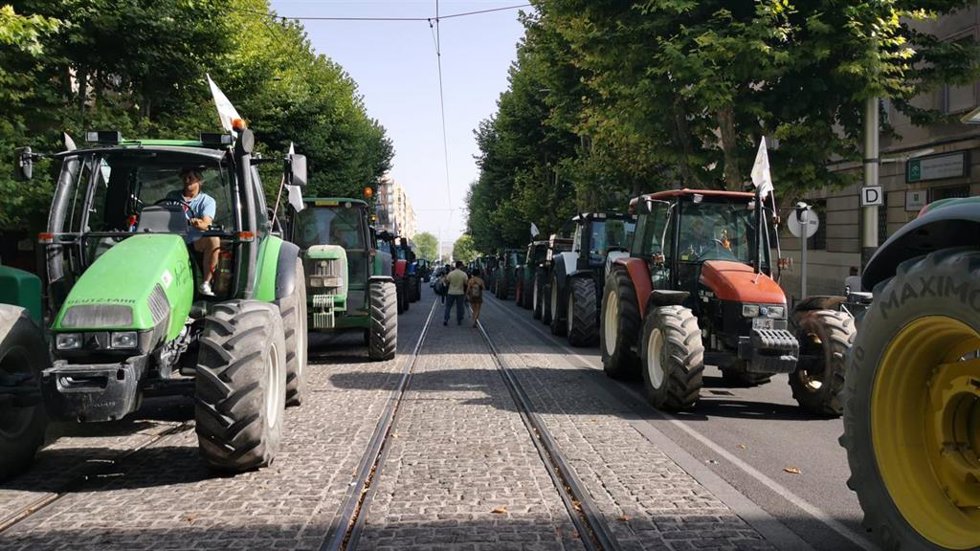 Archivo - Tractorada en el centro de la capital jiennense