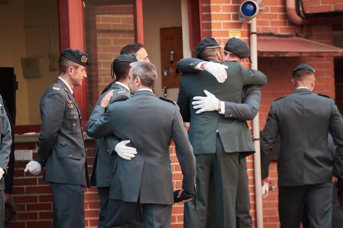 Varios guardias civiles se abrazan durante la capilla ardiente de uno de los guardias civiles fallecidos en Barbate 