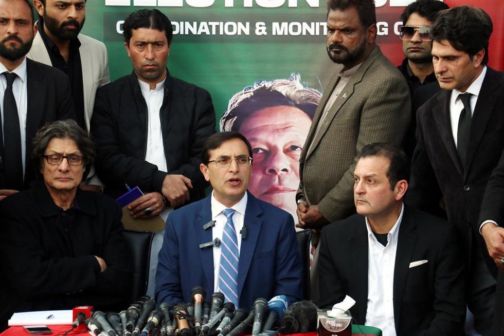 El presidente del PTI, Gohar Alí Jan, en el centro de la imagen 