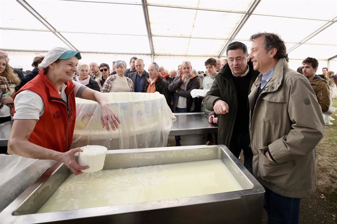 Feria de la Leche de Ruiloba, donde este domingo se ha batido el récord del queso fresco más grande de España