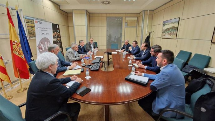 Tras la reunión mantenida con la Sociedad Pública de Caución Agraria (SAECA), la Consejería se reunía con las entidades financieras aragonesas.