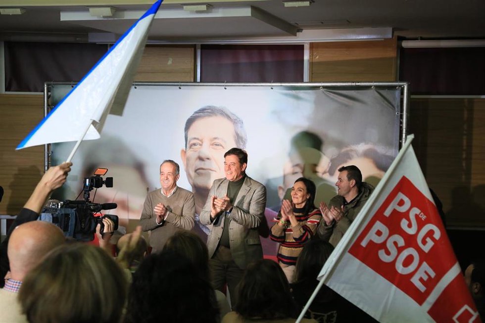 El alcalde de O Carballiño, Francisco Fumega, y el candidato del PSdeG a la Presidencia de la Xunta, José Ramón Gómez Besteiro, en O Carballiño (Ourense)