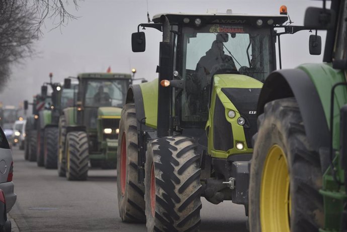 Los tractores de los agricultores se concentran por carreteras que pasan por Huesca.