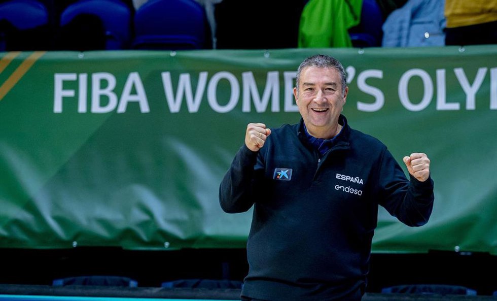 El seleccionador nacional femenino de baloncesto, Miguel Méndez