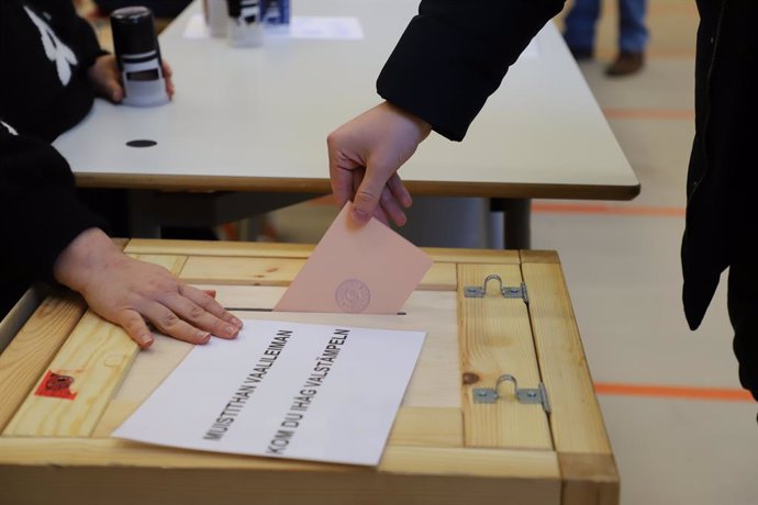 HELSINKI, Feb. 11, 2024  -- A person casts a ballot at a polling station in Helsinki, Finland, Feb. 11, 2024.   The final round of the Finnish presidential election started Sunday morning, with voters casting their ballots at 9 a.m. local time (0700 GMT).