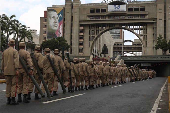 Archivo - CARACAS, Aug. 27, 2017  Photo provided by the Ministry of Interior and Justice of Venezuela shows members of the security forces taking part in a military drill in Caracas, Venezuela, on Aug. 26, 2017. Venezuelan Defense Minister Vladimir Padrin