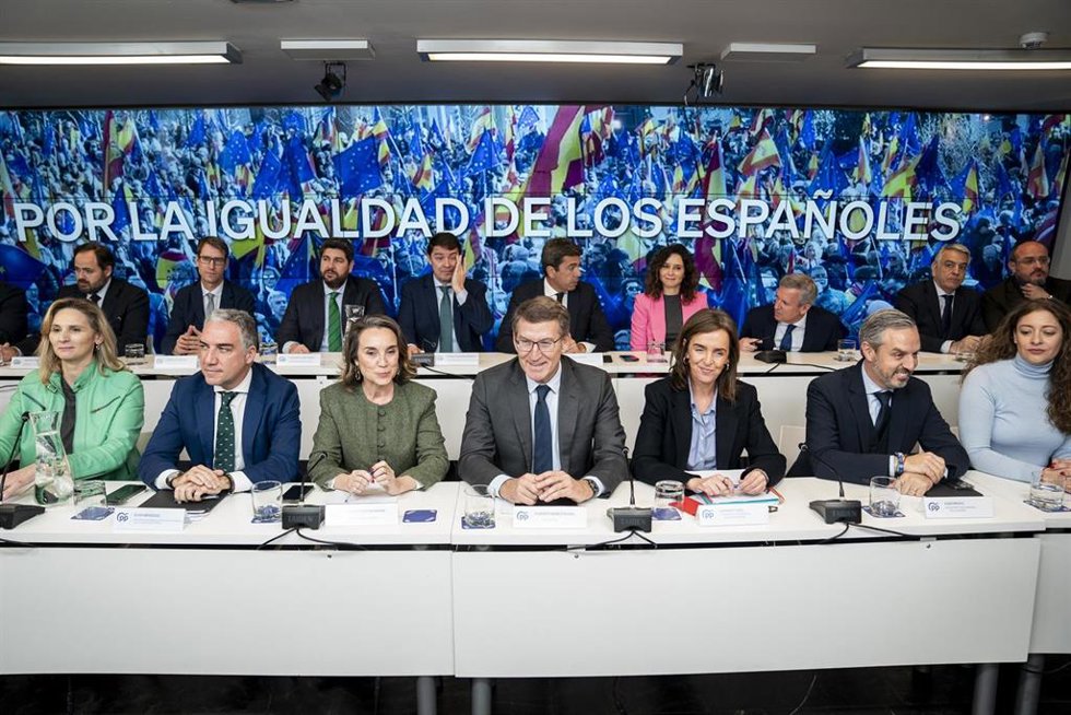 (I-D) La vicesecretaria de Desarrollo Sostenible del PP, Paloma Martín; el coordinador general del PP, Elías Bendodo; la secretaria general del Partido Popular, Cuca Gamarra; el líder del PP, Alberto Núñez Feijóo; la vicesecretaria de Organización Terri