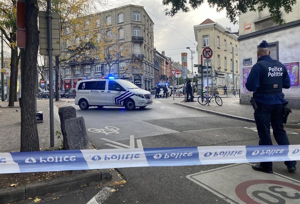 Archivo - Imagen de archivo de la Policía de Bélgica en el lugar de un tiroteo en Bruselas