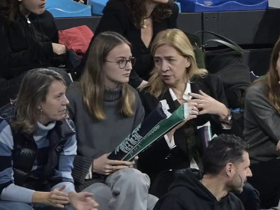 Johanna Zott y la infanta Cristina durante el partido de balonmano de Pablo Urdangarín.