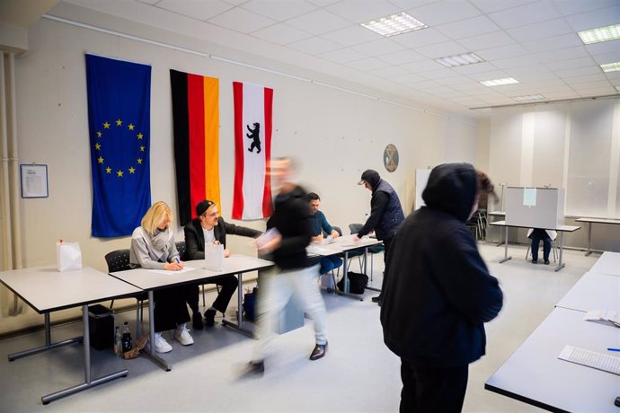 Votantes en un colegio electoral en Berlín tras el fiasco de 2021