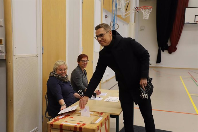 El candidato conservador Alexander Stubb deposita su voto en la segunda vuelta de la elecciones presidenciales finlandesas en Espoo