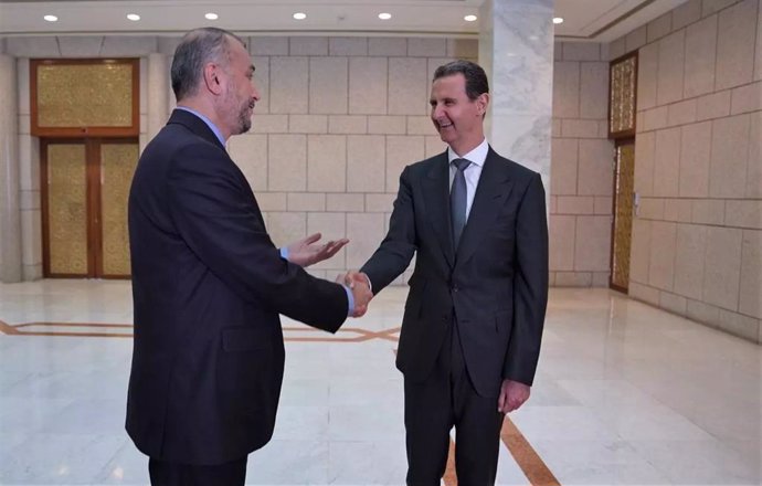 Archivo - Imagen de archivo del ministro de Exteriores de Irán, Hosein Amirdabolahian, y el presidente de Siria, Bashar al Assad
