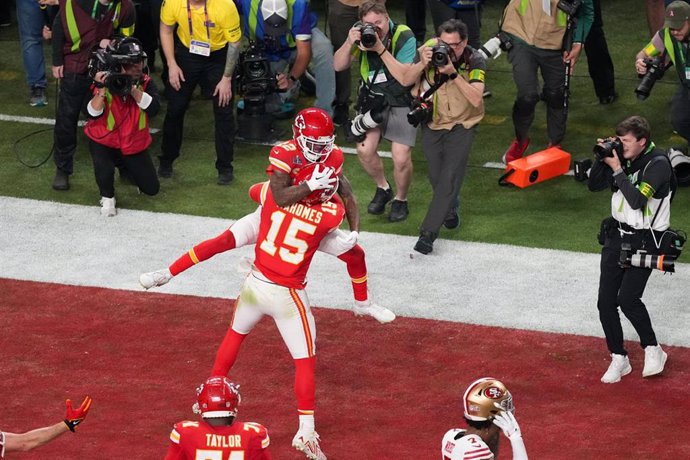 Patrick Mahomes celebra con Mecole Hardman el 'touchdown'ganador para los Kansas City Chiefs ante los San Francisco 49ers en la LVIII Super Bowl