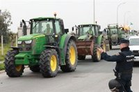 Agricultores cortan la A-92 en Carmona (Sevilla) y varias carreteras comarcales al inicio de otra semana de protestas