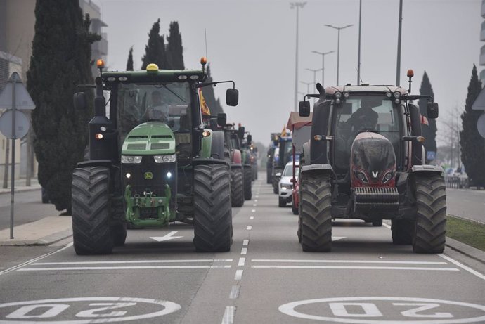 Los tractores de los agricultores se concentran por carreteras de Aragón.