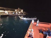 Rescatan un cayuco con 107 personas en aguas próximas a El Hierro