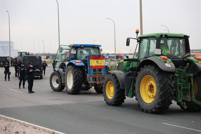 Tractores cortan la carretera SE-3205 de acceso al polígono La Isla de Dos Hermanas (Sevilla). A 8 de febrero de 2024, en Dos Hermanas, Sevilla (Andalucía, España). El tramo de la carretera provincial SE-3205 que conduce al polígono La Isla, en Dos Herm