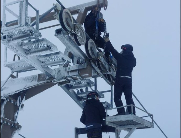Los operarios de Cetursa se afanaron este pasado domingo en la sustitución de poleas dañadas por el hielo en telecabinas y telesillas de la estación granadina.