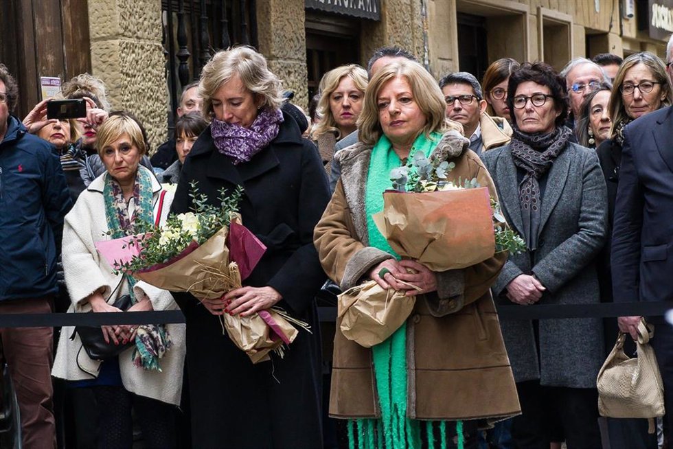 Archivo - La viuda de Gregorio Ordóñez y presidenta de la 'Fundación Gregorio Ordóñez Fenollar', Ana Iribar, y la presidenta de Covite y hermana de Gregorio Ordóñez, Consuelo Ordóñez,