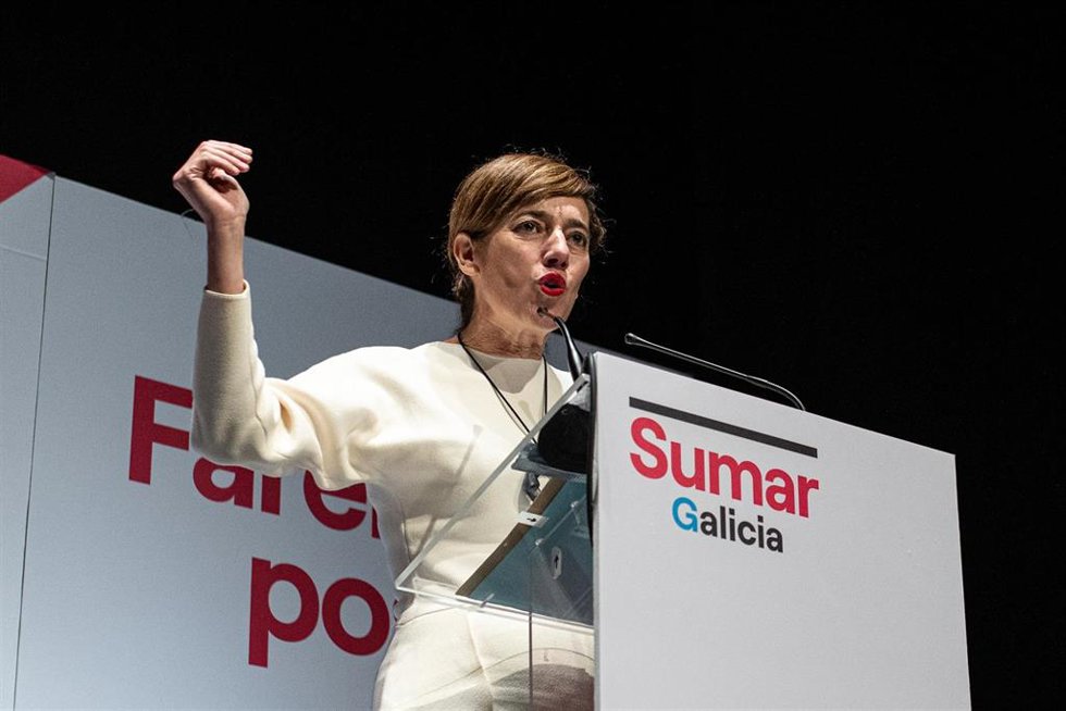 La candidata de Sumar Galicia a la Presidencia de la Xunta, Marta Lois, interviene durante un acto de campaña electoral de Sumar Galicia, en el cine Elma, a 11 de febrero de 2024, en A Pobra do Caramiñal, A Coruña, Galicia (España).