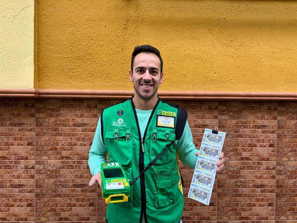 Valentín Ramírez, el vendedor de la ONCE en Lucena que ha vendido el Sueldazo en el municipio.