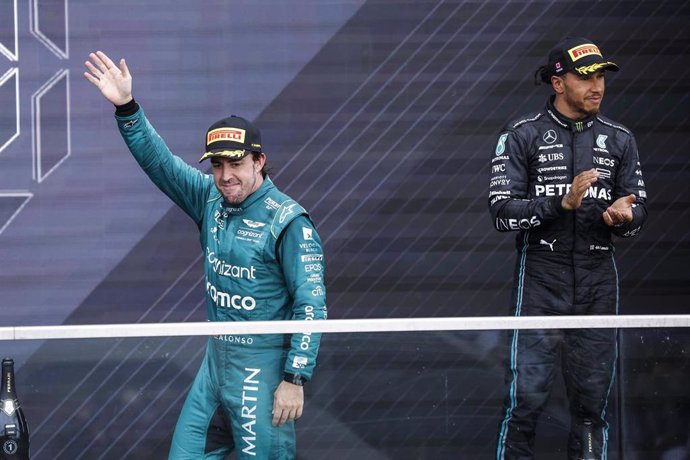Archivo - El piloto español de Fórmula 1 Fernando Alonso (Aston Martin), en el podio junto al británico Lewis Hamilton (Mercedes), en el GP de Canadá 2023. 
