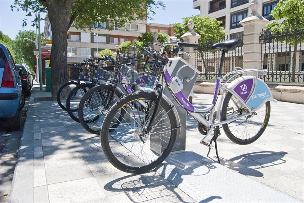 Archivo - Bicis de ciudad, parada