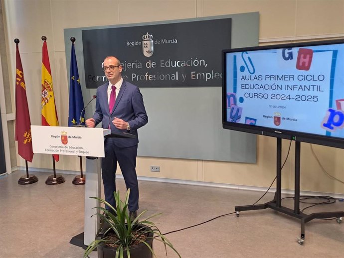 El consejero de Educación, Formación Profesional y Empleo, Víctor Marín, durante la presentación de la oferta de Educación Infantil 2 años para el curso 2024-2025.