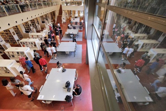 Las bibliotecas públicas de Andalucía superaron el millón de usuarios en 2023, un cuatro por ciento más.