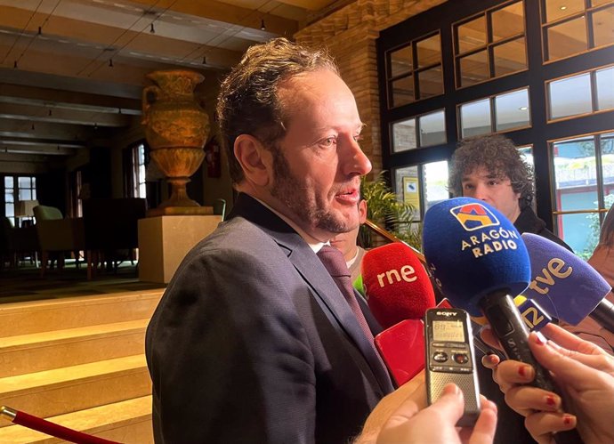 El presidente de la Asociación de Hoteles de Zaragoza y provincia, Antonio Presencio, atiende a los medios de comunicación en la jornada previa al inicio de FIMA.