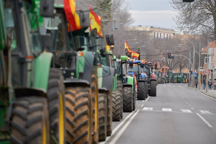 Unos 200 tractores colapsan las calles de Ciudad Real en defensa del sector agropecuario