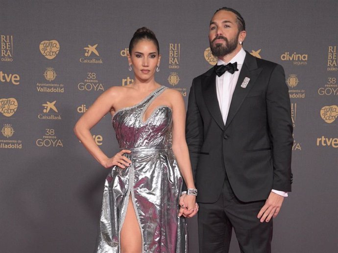 La cantante India Martínez y su pareja Ismael Vázquez posan en la alfombra rosa de los Premios Goya