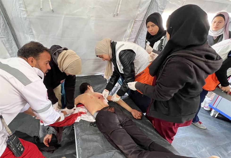 Un joven herido por los ataques israelíes es atendido.