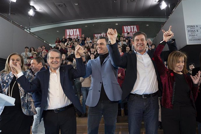 El alcalde de Vigo, Abel Caballero (2i), el secretario general del PSOE y presidente del Gobierno, Pedro Sánchez (c), y el candidato del PSdeG para la Presidencia de la Xunta, José Ramón Gómez Besteiro (2d), durante un mitin de campaña en Vigo.