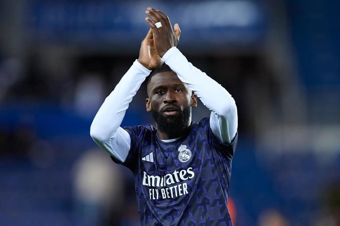 Archivo - El central alemán Antonio Rüdiger, en un calentamiento con el Real Madrid CF en LaLiga EA Sports 2023-2024. 