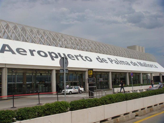 Archivo - Cartel del aeropuerto de Palma