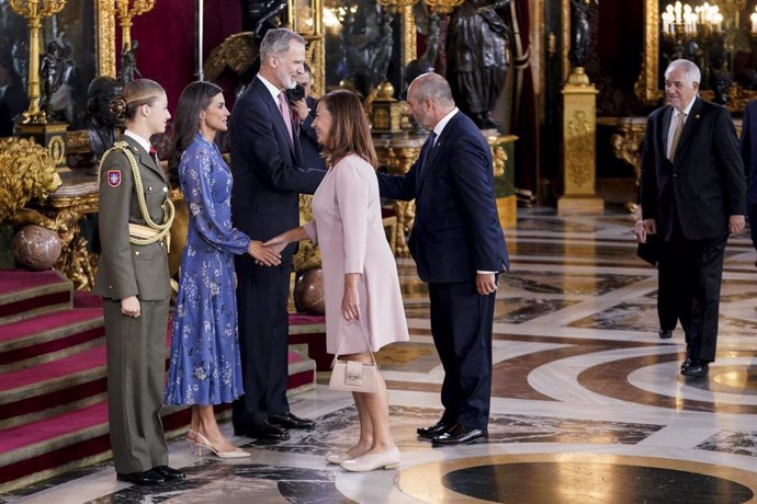 Archivo - (I-D) La princesa Leonor, la Reina Letizia y el Rey Felipe VI saludan a la presidenta del Congreso, Francina Armengol, y al presidente del Senado, Pedro Rollán, a su llegada a una recepción.