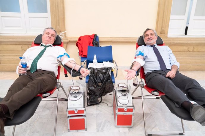 El delegado territorial de Salud, Juan de la Cruz Belmonte, y el vicepresidente de Diputación, Ángel Escobar, donan sangre