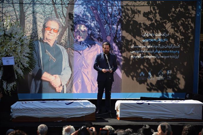 Archivo - El actor Bahram Radan da un discurso durante el funeral del director Dariush Mehrjui y su esposa, Vahidé Mohamadifar, asesinados en octubre de 2023 en su vivienda en Karaj, Irán (archivo)